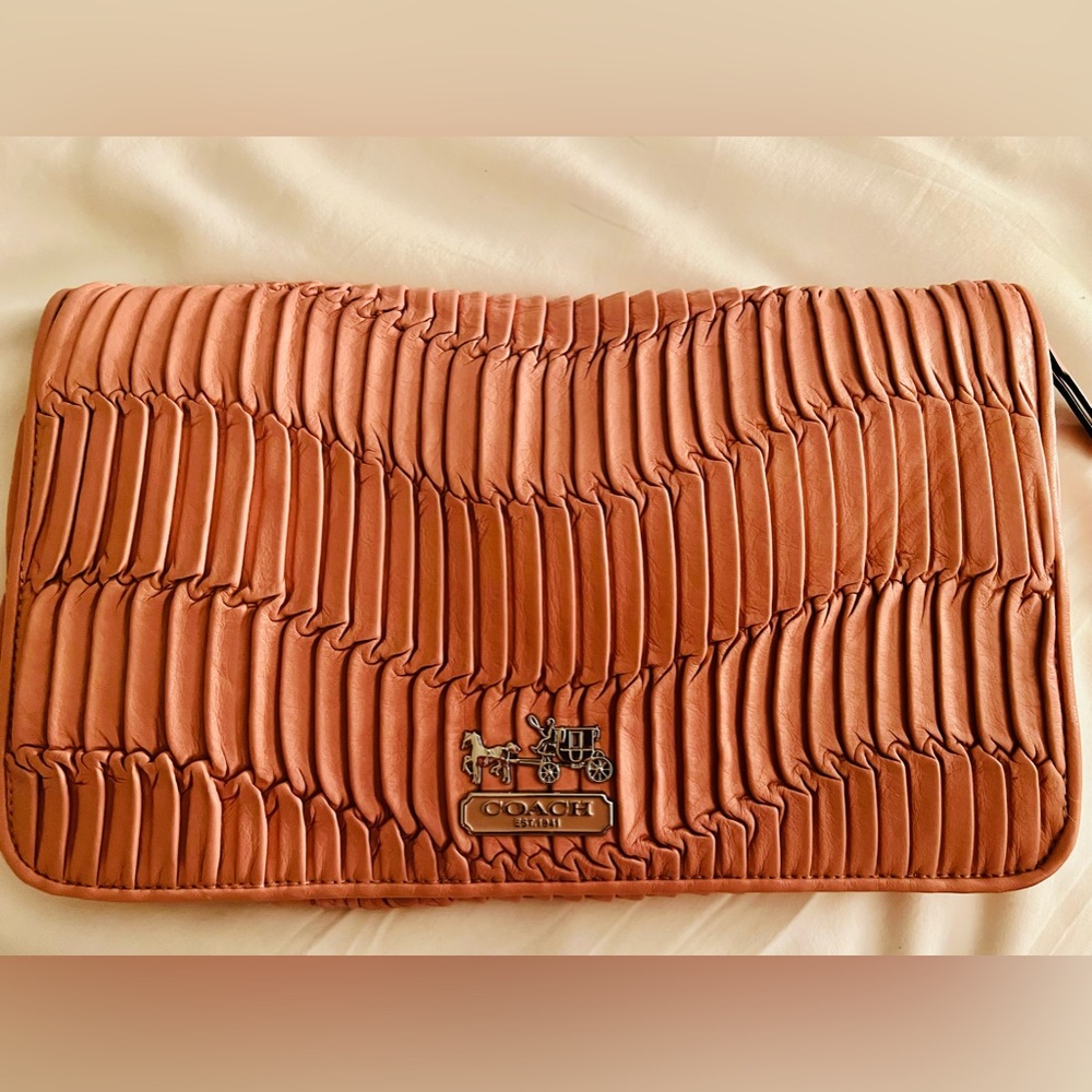 💕 RARE MINT Coach Clutch, Style 44372, Baby Pink. PERFECT YEAR ROUND 💕